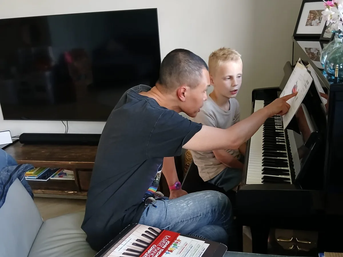 Theo Moorrees geeft keyboardles aan huis aan een jonge leerling