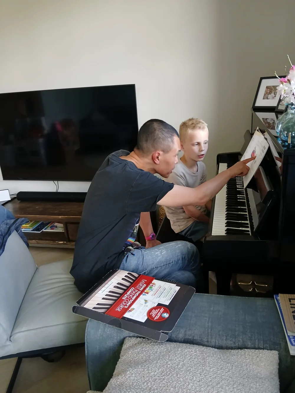 Theo Moorrees geeft pianoles aan huis aan een jonge leerling